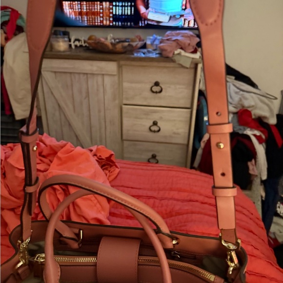 Elegant Michael Kors Pink Leather Handbag - Picture 6 of 13